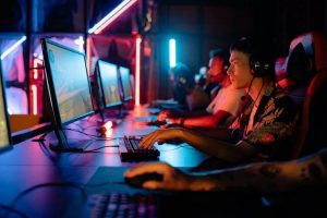 Online Gaming and Esports: The Rise of Competitive Digital Entertainment